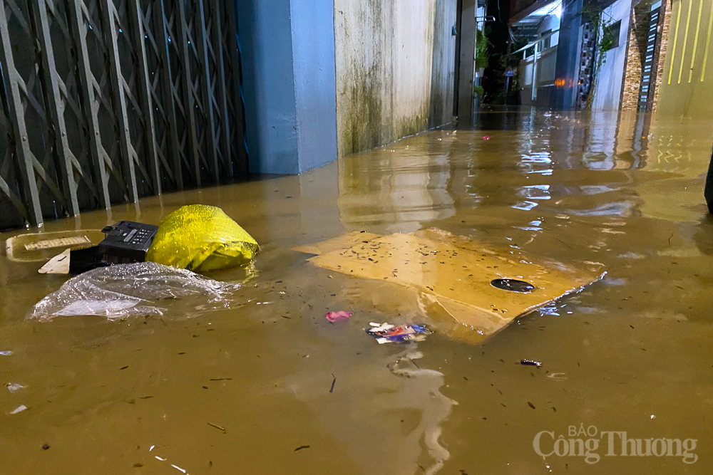 Lũ về trong đêm, người dân Nha Trang dọn đồ ‘chạy lụt’