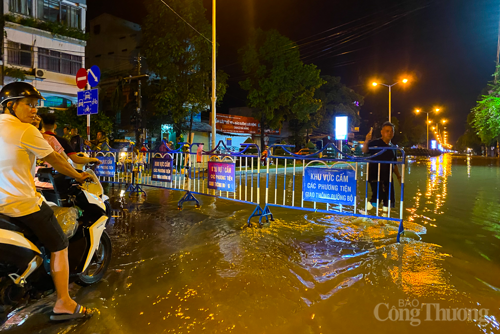 Lũ về trong đêm, người dân Nha Trang dọn đồ ‘chạy lụt’