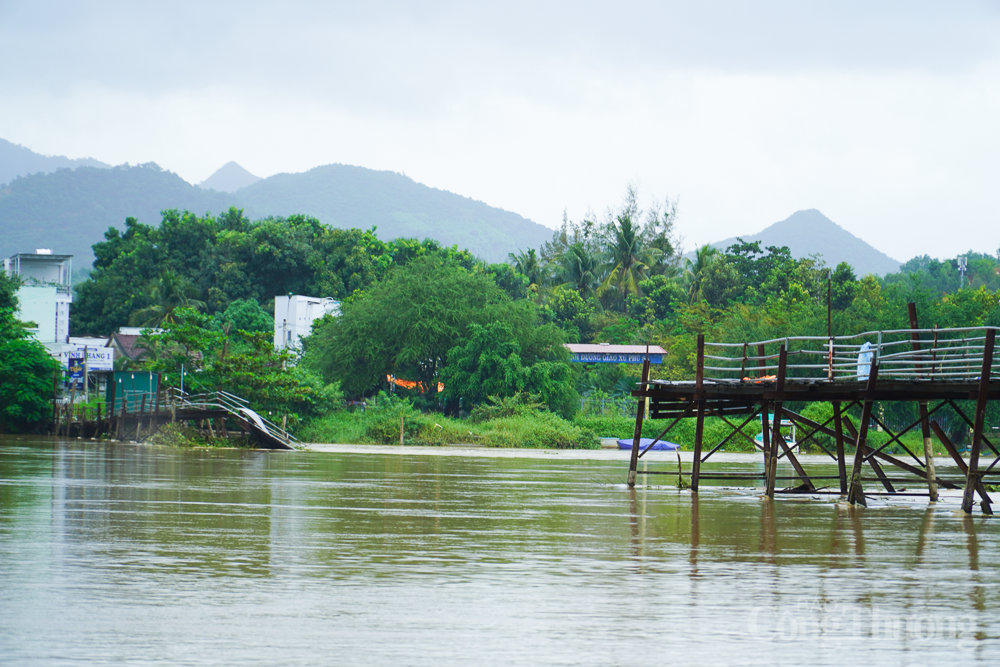 Mưa lớn khiến nhiều khu vực tại Nha Trang ngập sâu