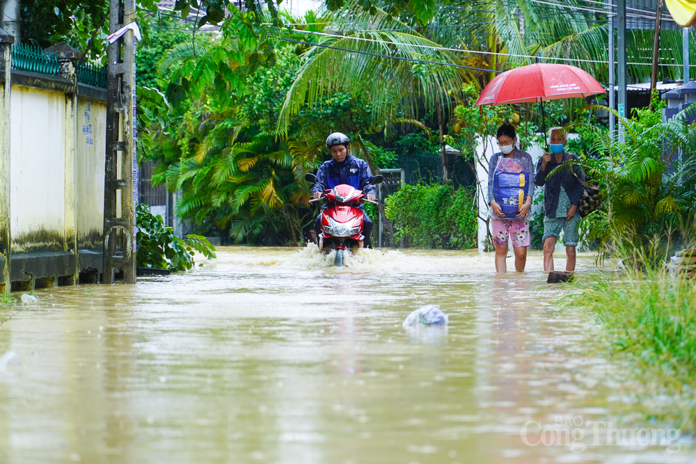 Mưa lớn khiến nhiều khu vực tại Nha Trang ngập sâu