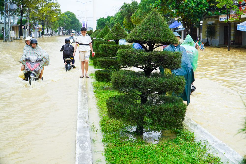 Mưa lớn khiến nhiều khu vực tại Nha Trang ngập sâu