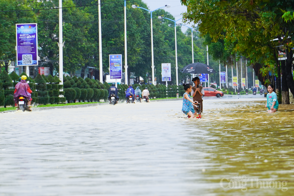 Mưa lớn khiến nhiều khu vực tại Nha Trang ngập sâu