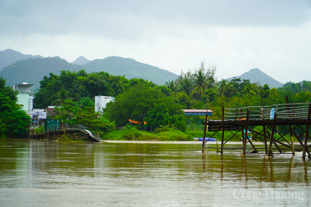 Nha Trang: Cầu gỗ Phú Kiểng bắc qua sông Cái bị lũ cuốn trôi