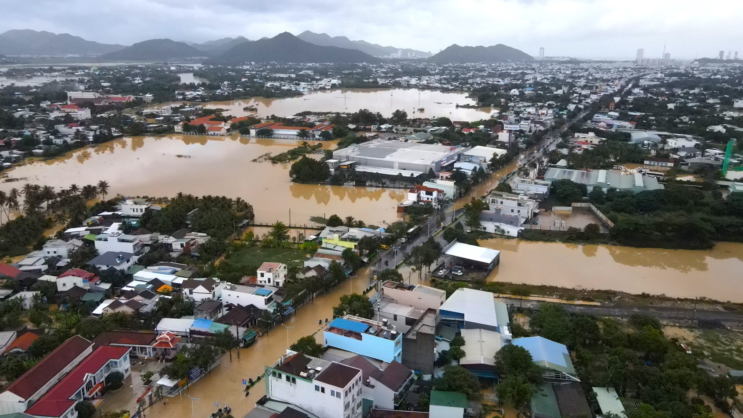 Một số khu vực ở xã Vĩnh Trung, TP. Nha Trang ngập sâu trong nước, ngày 16/11. Ảnh: Phương Thảo