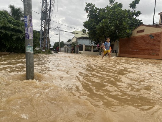 Mưa lũ ở Khánh Hòa: Một người chết, hơn 4.300 học sinh nghỉ học