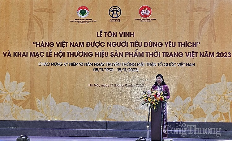 bà Nguyễn Lan Hương - Ủy viên Ban Thường vụ Thành ủy, Chủ tịch Ủy ban Mặt trận Tổ quốc Việt Nam thành phố, Trưởng ban Chỉ đạo cuộc vận động thành phố Hà Nội phát biểu tại Lễ tôn vinh