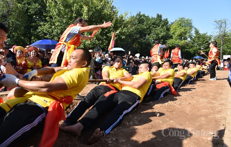 Mãn nhãn với màn trình diễn nghi lễ và trò chơi kéo co Việt - Hàn