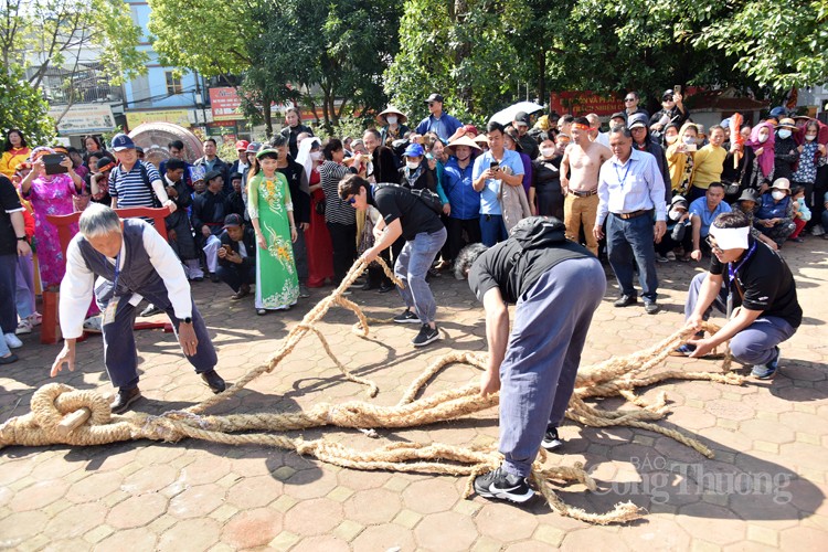 Mãn nhãn với màn trình diễn nghi lễ và trò chơi kéo co Việt - Hàn