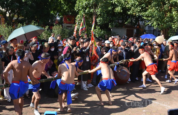 Mãn nhãn với màn trình diễn nghi lễ và trò chơi kéo co Việt - Hàn