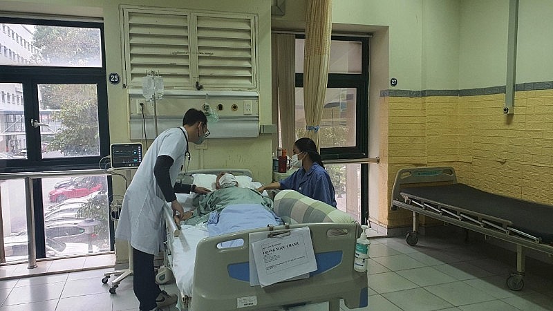 Chị Hoàng Mỹ Hằng đang chăm sóc bố bị đột quỵ tại bệnh viện Hữu Nghị