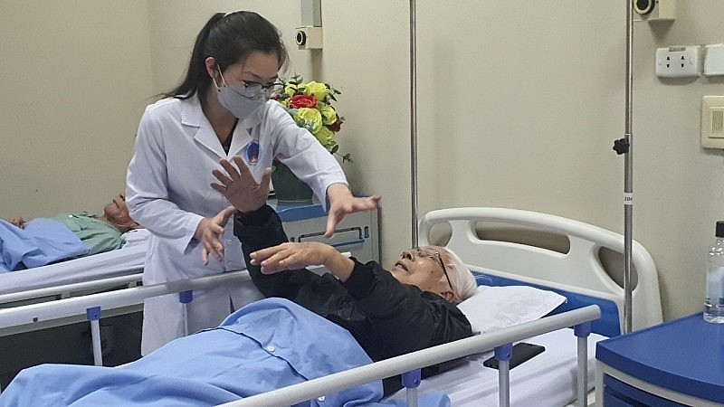 Bác sĩ đang hướng dẫn bệnh nhân luyện tập, trị liệu sau đột quỵ