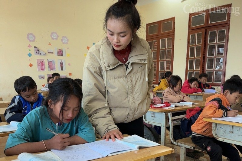 Xúc động hình ảnh thầy cô bám bản cần mẫn 