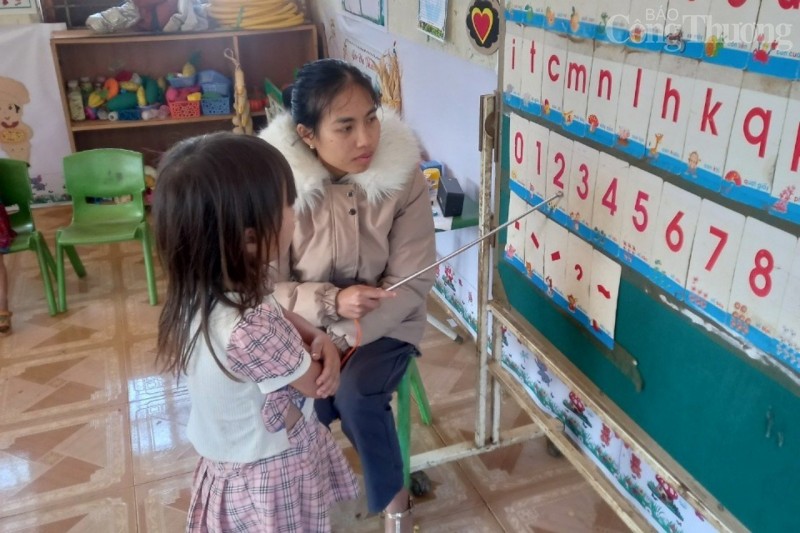 Xúc động hình ảnh thầy cô bám bản cần mẫn 