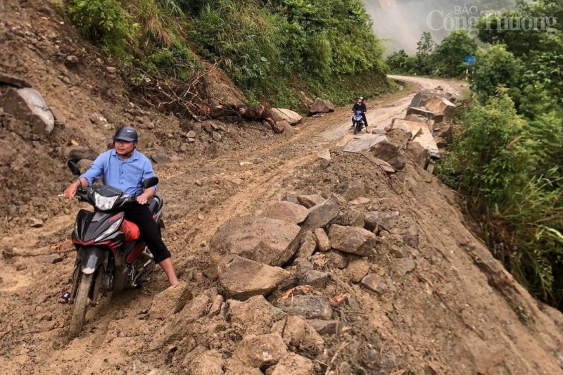 Xúc động hình ảnh thầy cô bám bản cần mẫn 