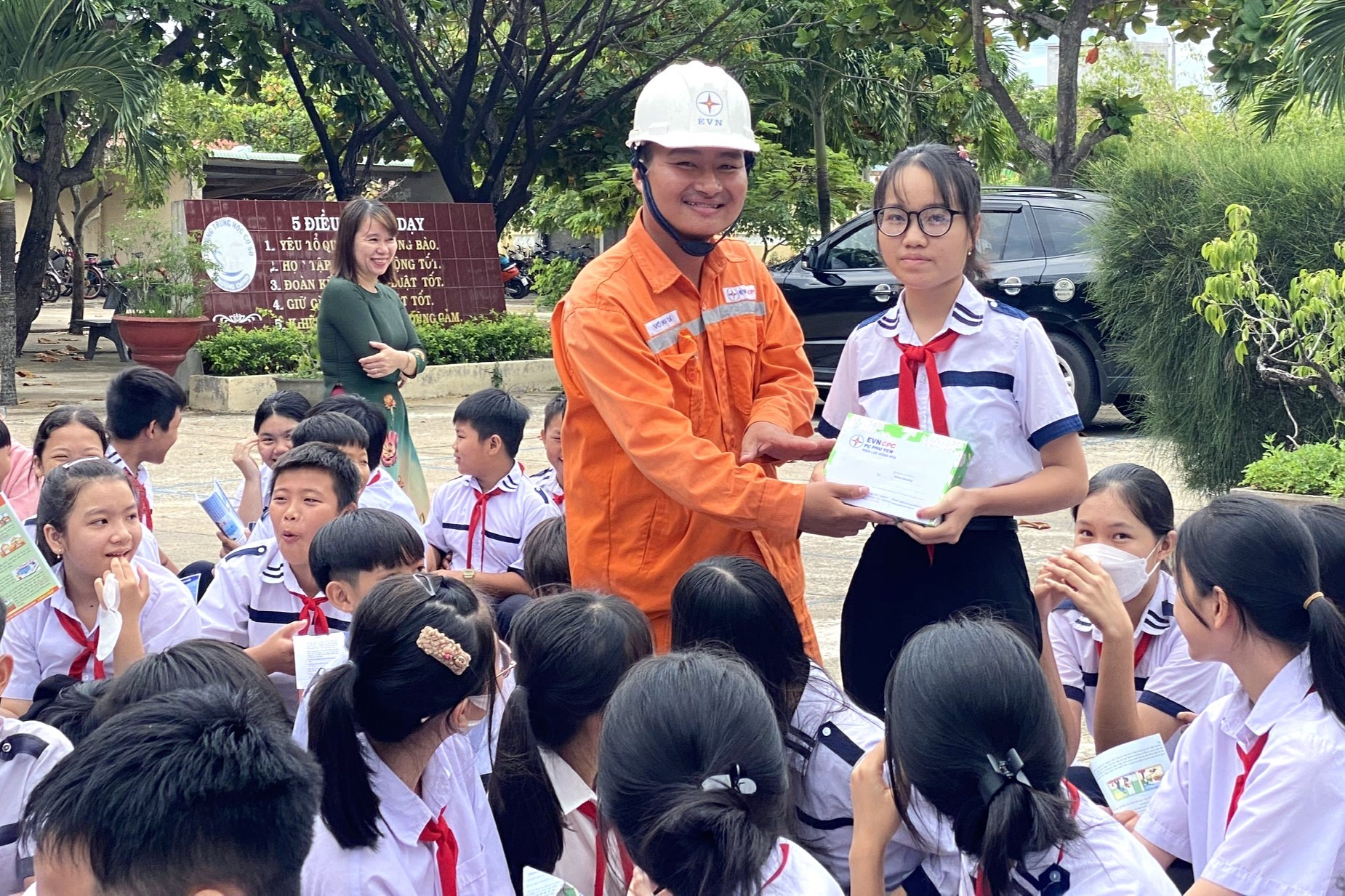 Tiết kiệm điện trong trường học: Khi tuyên truyền viên là... học sinh