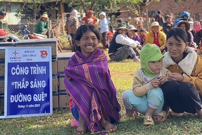 Gia Lai: Mang đông ấm về với buôn làng