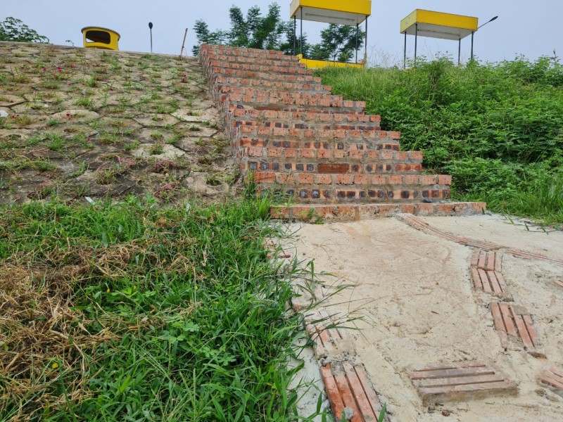 Tại khu vực quán trà chanh bờ kè hiện còn xây dựng lối lên xuống đề người dân tắm sông Hồng Tại khu vực quán trà chanh bờ kè hiện còn xây dựng lối lên xuống đề người dân tắm sông Hồng