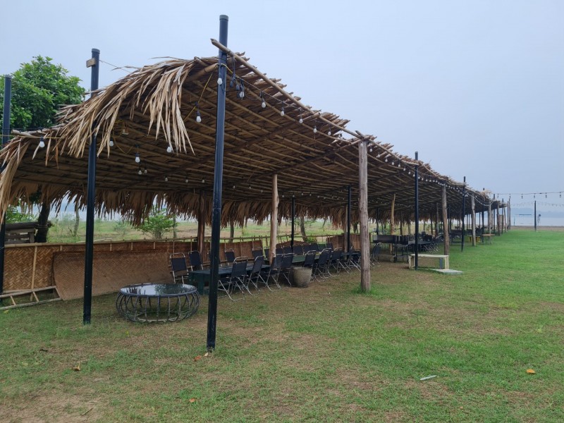 Lều lán bên trong khu Đảo Dừa được dựng lên phục vụ khách Lều lán bên trong khu Đảo Dừa được dựng lên phục vụ khách