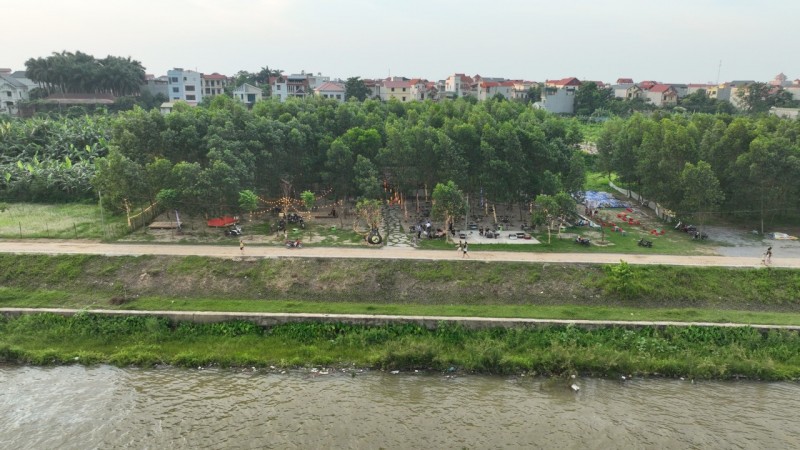 Hà Nội: Ngang nhiên lấn chiếm hành lang sông làm công trình du lịch trên địa bàn huyện Đông Anh Hà Nội: Ngang nhiên lấn chiếm hành lang sông làm công trình du lịch trên địa bàn huyện Đông Anh