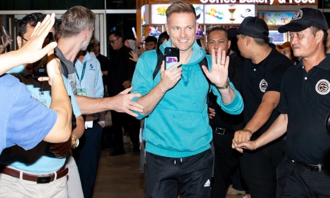 Nicky Byrne dùng điện thoại ghi lại khoảnh khắc được chào đón tại Việt Nam. Ảnh: AMO Việt Nam