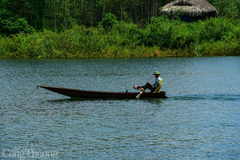 Mùa nước nổi, người dân chỉ dựa vào đánh bắt cá để mưu sinh