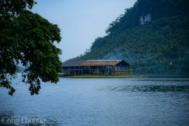 Lòng hồ Thác Bà đã có những điểm dừng chân phục vụ du khách tham quan