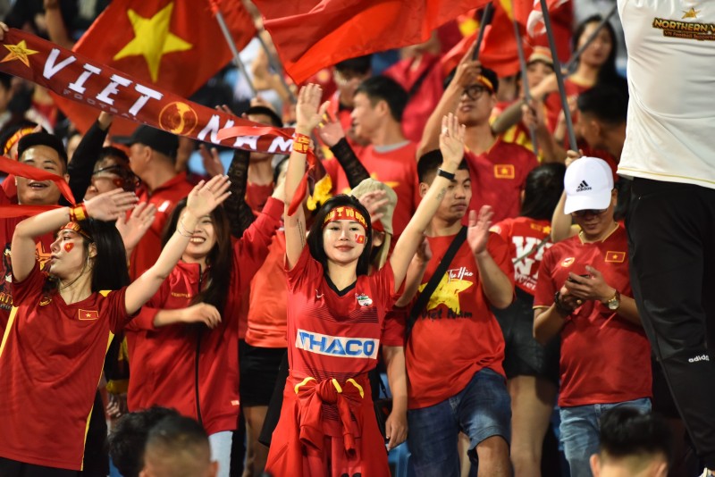 Đông đảo khán giả để cổ vũ đội tuyển Việt Nam tại sân Mỹ Đình Đông đảo khán giả để cổ vũ đội tuyển Việt Nam tại sân Mỹ Đình