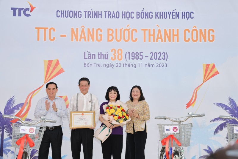 Bà Hồ Thị Hoàng Yến - Phó Bí thư Thường trực Tỉnh ủy, Chủ tịch HĐND tỉnh Bến Tre và ông Trần Ngọc Tam - Phó Bí thư Tỉnh ủy, Chủ tịch UBND tỉnh Bến Tre và đã trao tặng bằng khen cho Tập đoàn TTC vì đã tích cực ủng hộ vật chất tặng học bổng cho học sinh