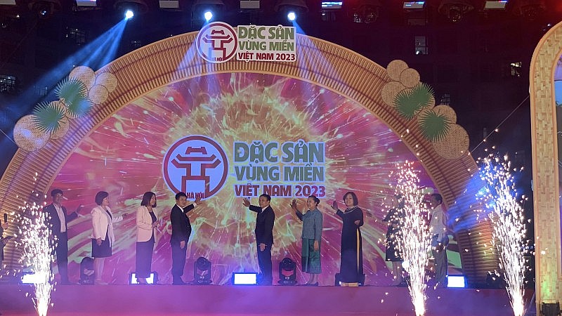 Gần 300 gian hàng hội tụ tại Hội chợ Đặc sản Vùng miền Việt Nam 2023 Gần 300 gian hàng hội tụ tại Hội chợ Đặc sản Vùng miền Việt Nam 2023