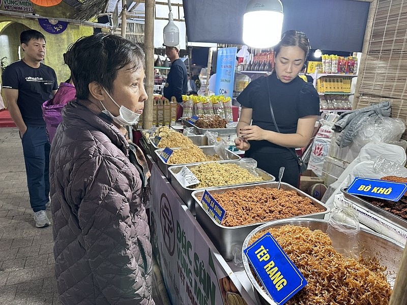 Gần 300 gian hàng hội tụ tại Hội chợ Đặc sản Vùng miền Việt Nam 2023 Gần 300 gian hàng hội tụ tại Hội chợ Đặc sản Vùng miền Việt Nam 2023