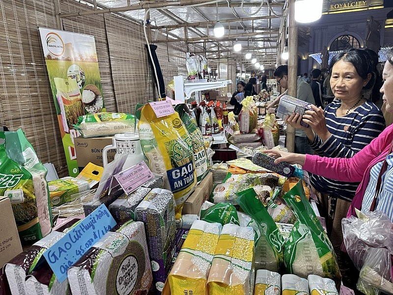 Gần 300 gian hàng hội tụ tại Hội chợ Đặc sản Vùng miền Việt Nam 2023 Gần 300 gian hàng hội tụ tại Hội chợ Đặc sản Vùng miền Việt Nam 2023