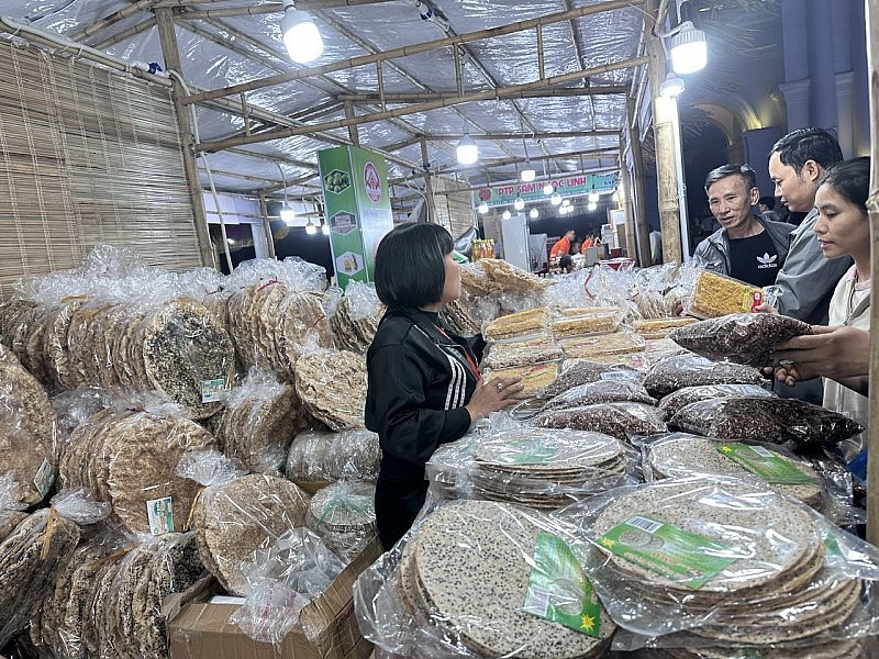 Gần 300 gian hàng hội tụ tại Hội chợ Đặc sản Vùng miền Việt Nam 2023 Gần 300 gian hàng hội tụ tại Hội chợ Đặc sản Vùng miền Việt Nam 2023