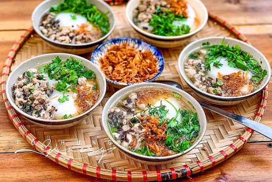 Bánh đúc nóng Hà Nội, món quà chiều làm say lòng thực khách