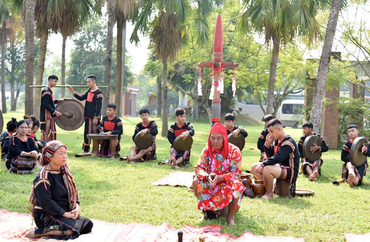 Trình diễn cây nêu của đồng bào trong Tuần “Đại đoàn kết các dân tộc”