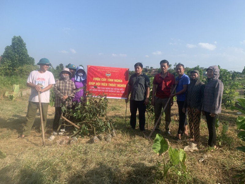 Những trái ngọt từ “vườn cây giảm nghèo”