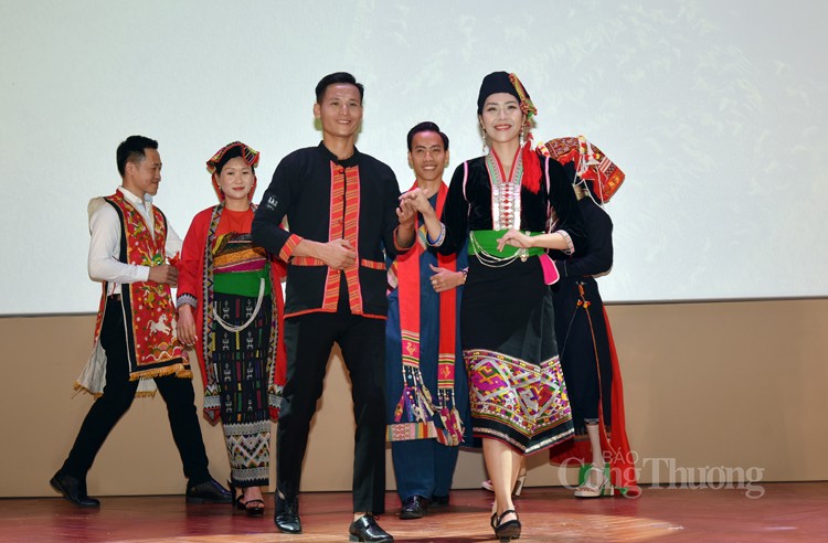 Nét đặc trưng trong trang phục truyền thống của đồng bào các dân tộc Nét đặc trưng trong trang phục truyền thống của đồng bào các dân tộc