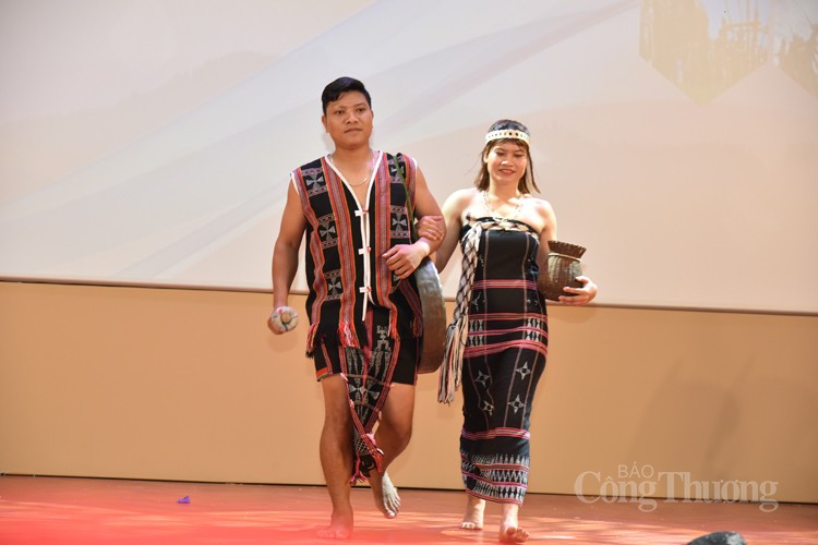 Nét đặc trưng trong trang phục truyền thống của đồng bào các dân tộc Nét đặc trưng trong trang phục truyền thống của đồng bào các dân tộc