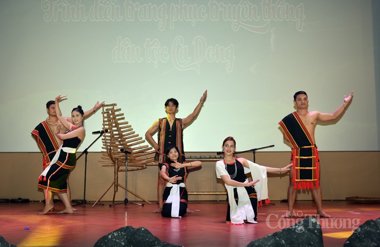 Nét đặc trưng trong trang phục truyền thống của đồng bào các dân tộc Nét đặc trưng trong trang phục truyền thống của đồng bào các dân tộc