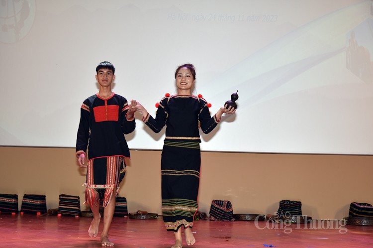 Nét đặc trưng trong trang phục truyền thống của đồng bào các dân tộc Nét đặc trưng trong trang phục truyền thống của đồng bào các dân tộc