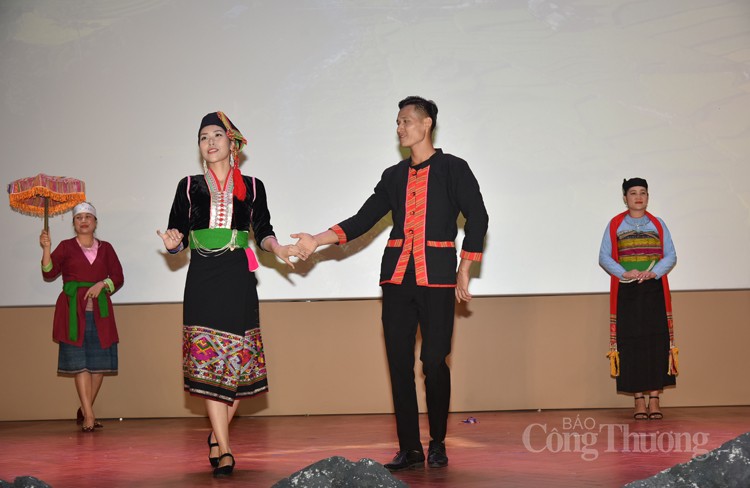 Nét đặc trưng trong trang phục truyền thống của đồng bào các dân tộc Nét đặc trưng trong trang phục truyền thống của đồng bào các dân tộc