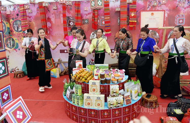 Nét đặc trưng trong trang phục truyền thống của đồng bào các dân tộc Nét đặc trưng trong trang phục truyền thống của đồng bào các dân tộc