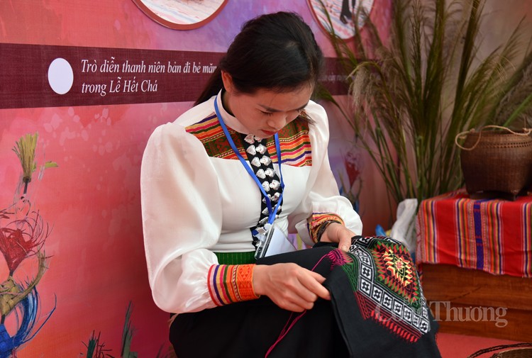 Nét đặc trưng trong trang phục truyền thống của đồng bào các dân tộc Nét đặc trưng trong trang phục truyền thống của đồng bào các dân tộc