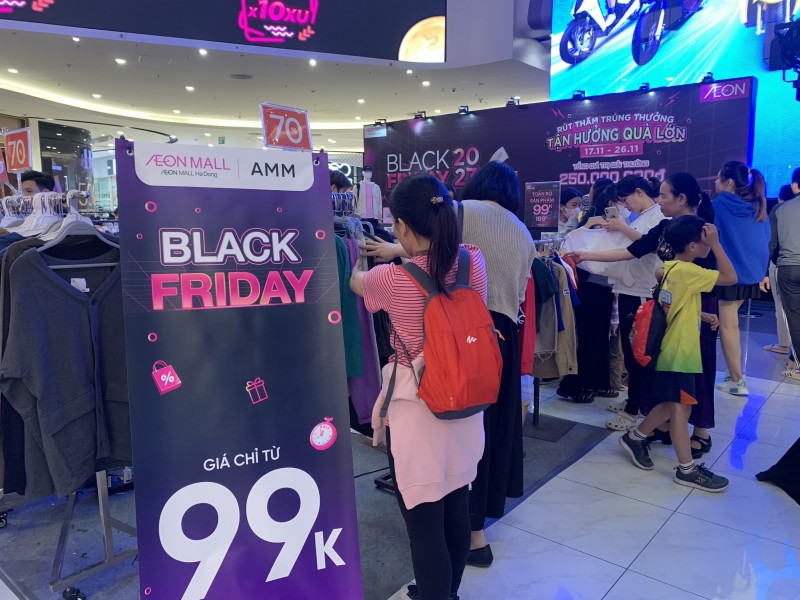 Hậu ngày Black Friday, biển người vẫn chen chân 