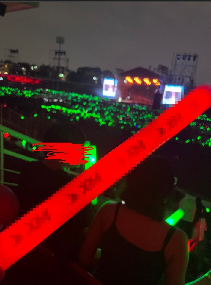 Lightstick có thông tin quảng cáo của sàn giao dịch tiền ảo. Ảnh Facebook