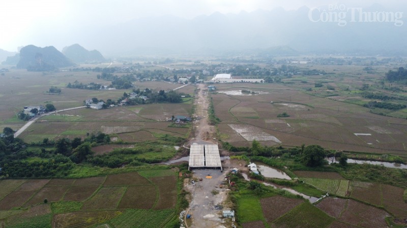 Tuyến đường 300 tỷ đồng ở Hòa Bình chậm tiến độ, thi công dang dở Tuyến đường 300 tỷ đồng ở Hòa Bình chậm tiến độ, thi công dang dở