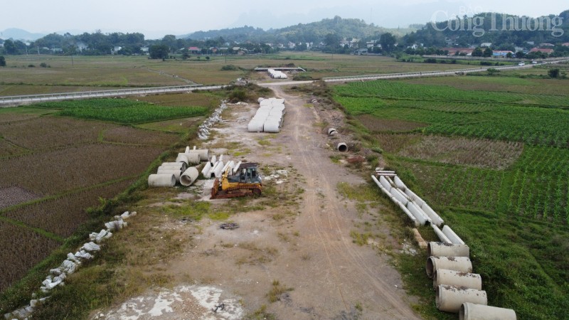 Tuyến đường 300 tỷ đồng ở Hòa Bình chậm tiến độ, thi công dang dở Tuyến đường 300 tỷ đồng ở Hòa Bình chậm tiến độ, thi công dang dở