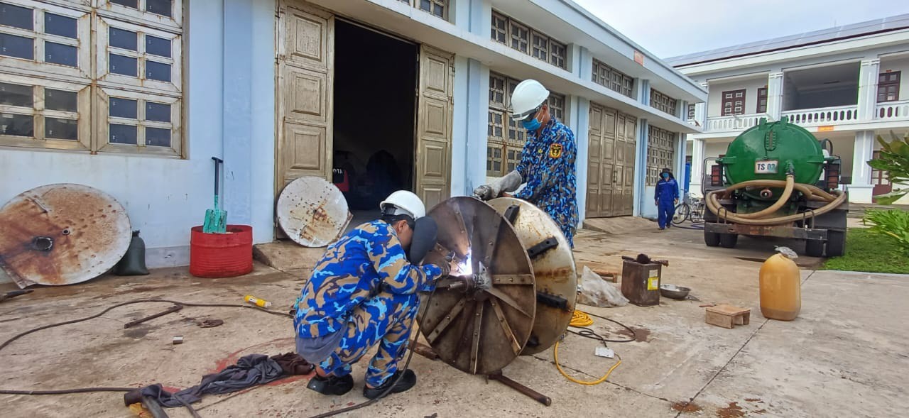 Nhân viên Kỹ thuật của Trung tâm kiểm tra, sửa chữa hệ thống tời lưới tàu cá. Ảnh: Duy Tân