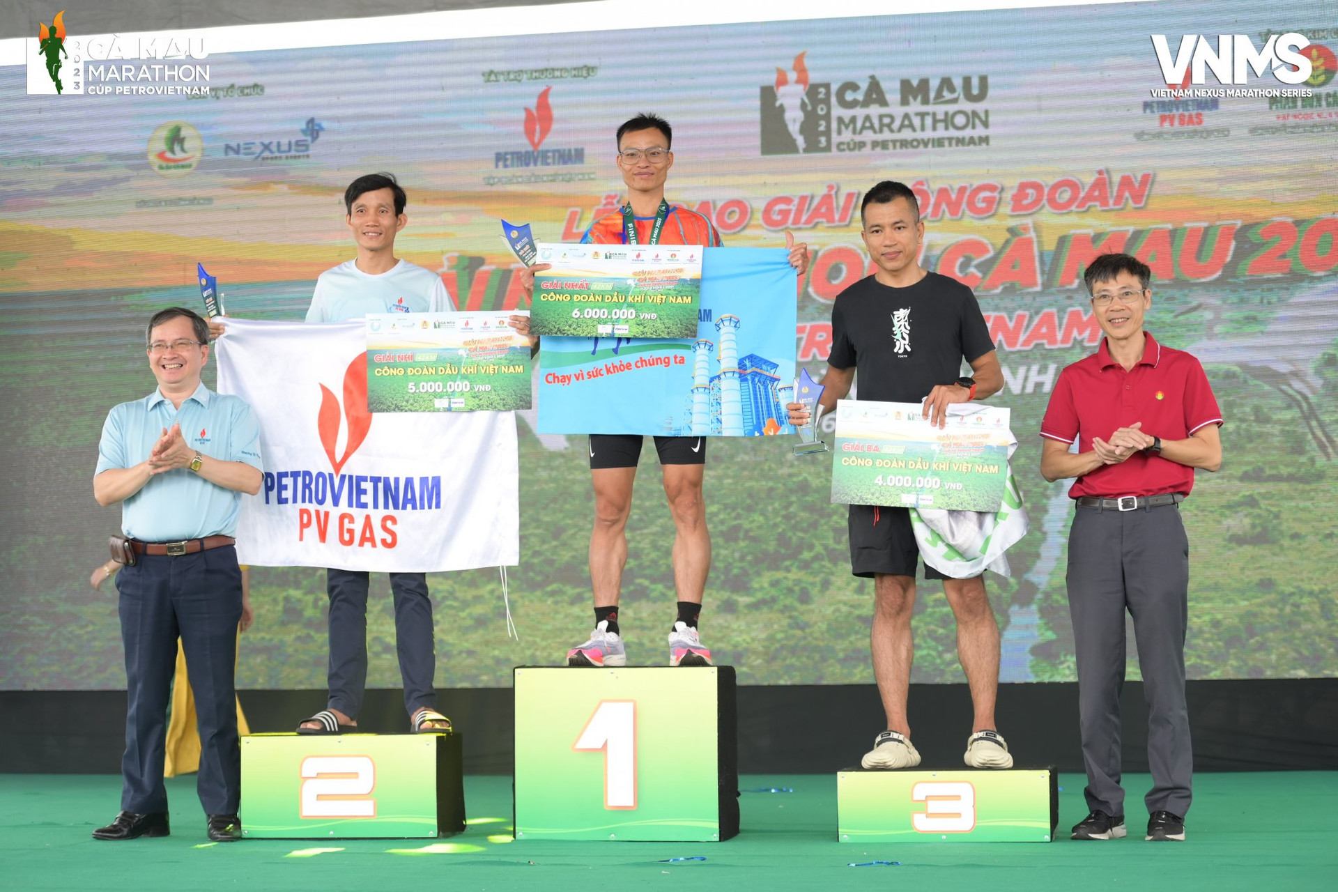 runner-tran-van-thuat-cong-ty-kvt-hang-sau-chung-cuoc-hang-nhi-cong-doan-dau-khi-cu-ly-nam-42km.jpg