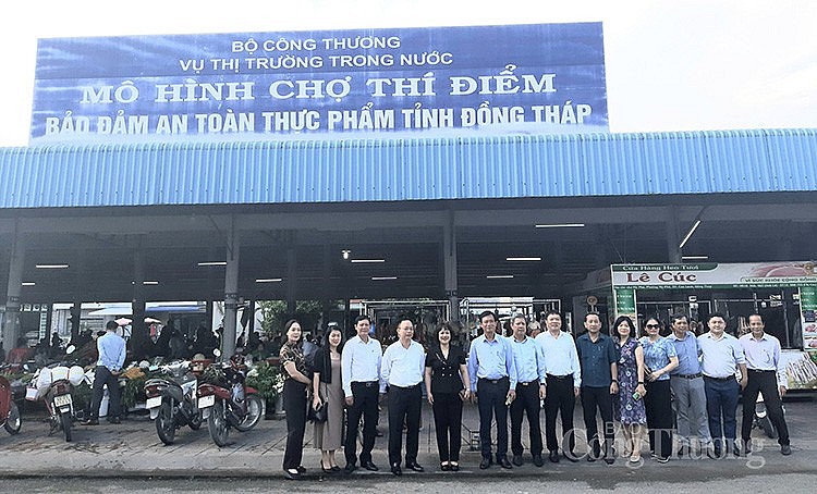 Các đại biểu tham quan mô hình chợ thí điểm an toàn thực phẩm tỉnh Đồng Tháp