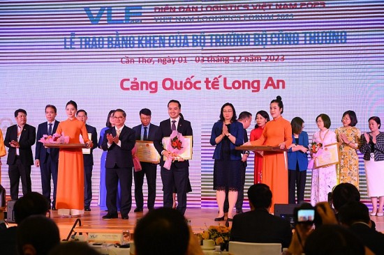 Cảng Quốc tế Long An nhận bằng khen của Bộ Công Thương